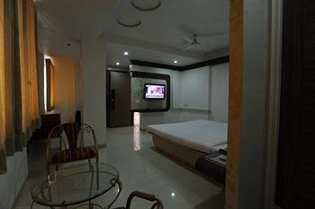 Jal Sagar Hotel Vadodara Kültér fotó