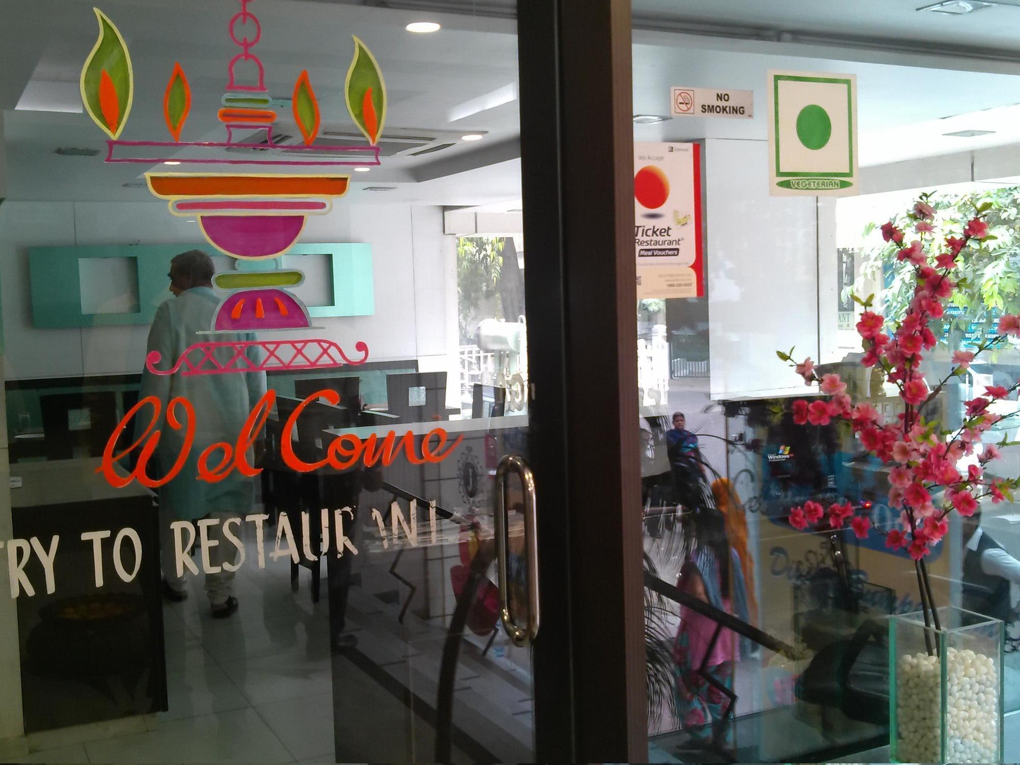 Jal Sagar Hotel Vadodara Kültér fotó