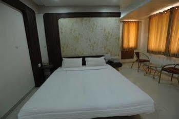 Jal Sagar Hotel Vadodara Kültér fotó