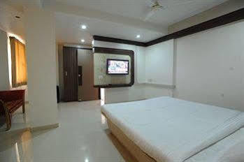 Jal Sagar Hotel Vadodara Kültér fotó